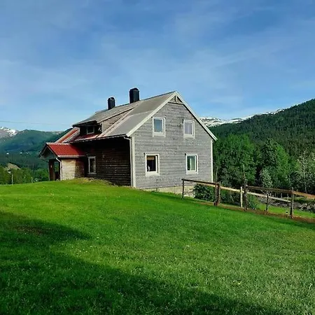 Tatil Evi Gardshus Naustdal i Sunnfjord
